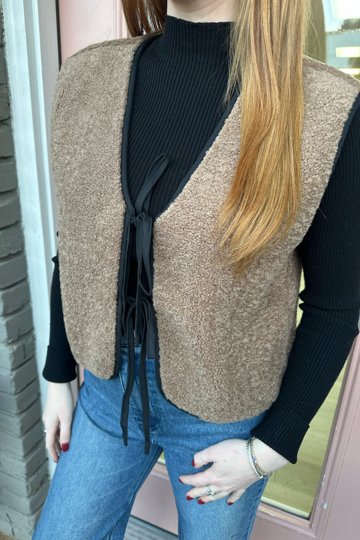 Contrast Tie Detail Fleece Fur Vest